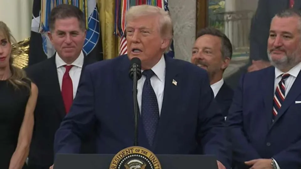 Trump admite conversa com entidade e vê cartão vermelho de Balogun ser cancelado