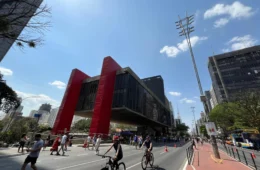 Feriado de 9 de julho muda rotina em SP e em cidade de PE