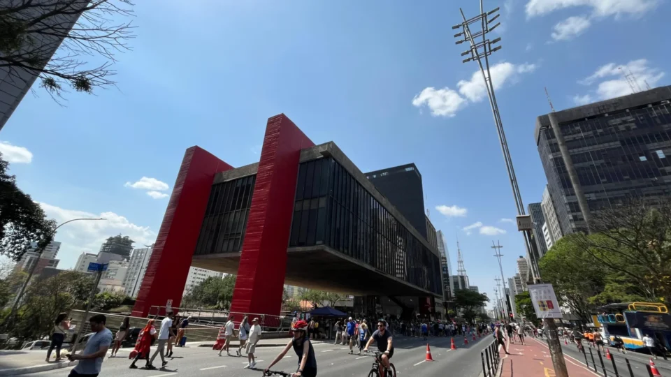 Feriado de 9 de julho muda rotina em SP e em cidade de PE
