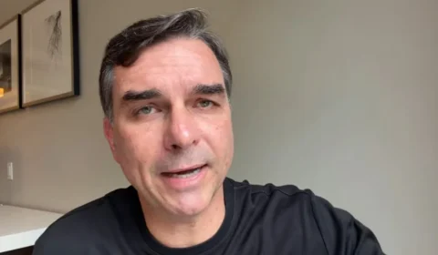 União Brasil rompe com Flávio Bolsonaro após prisão de aliado