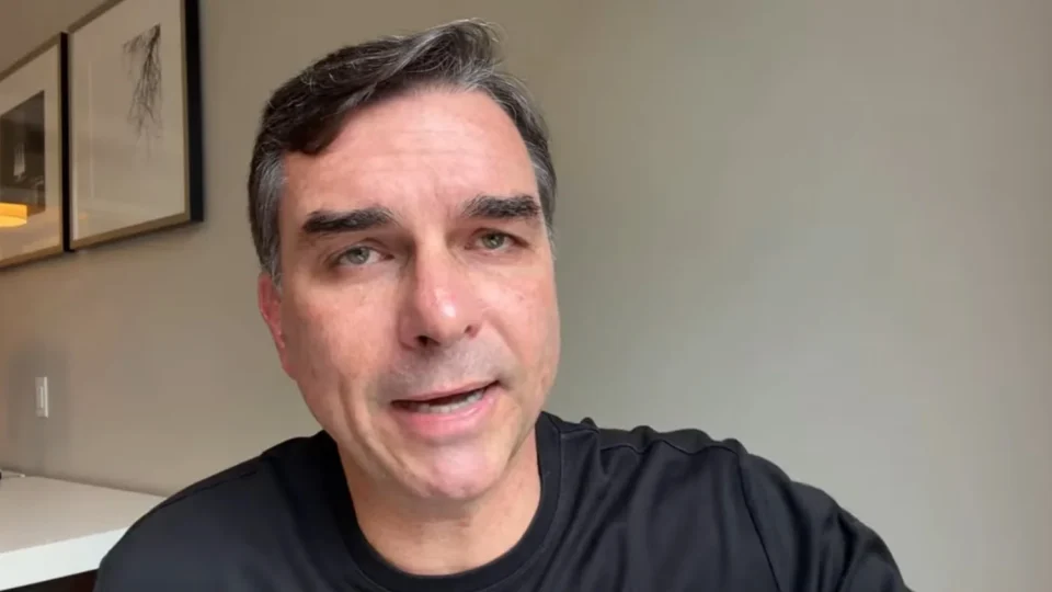 União Brasil rompe com Flávio Bolsonaro após prisão de aliado