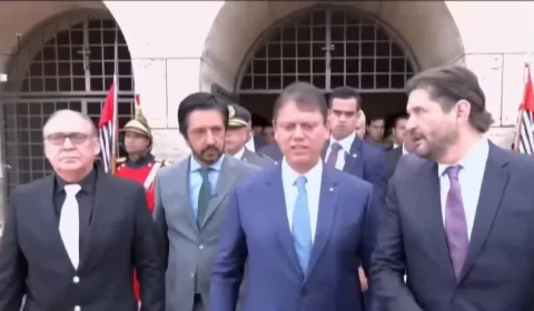 Tarcísio e Nunes participaram de desfile do 9 de Julho em SP; cerimônia reuniu viaturas, tropas e homenagens históricas
