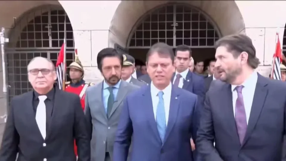Tarcísio e Nunes participaram de desfile do 9 de Julho em SP; cerimônia reuniu viaturas, tropas e homenagens históricas