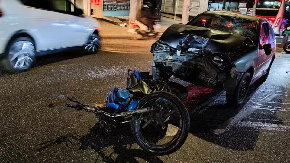 Batida violenta entre carro e moto em SP deixa dois feridos; motorista é preso sob suspeita de embriaguez