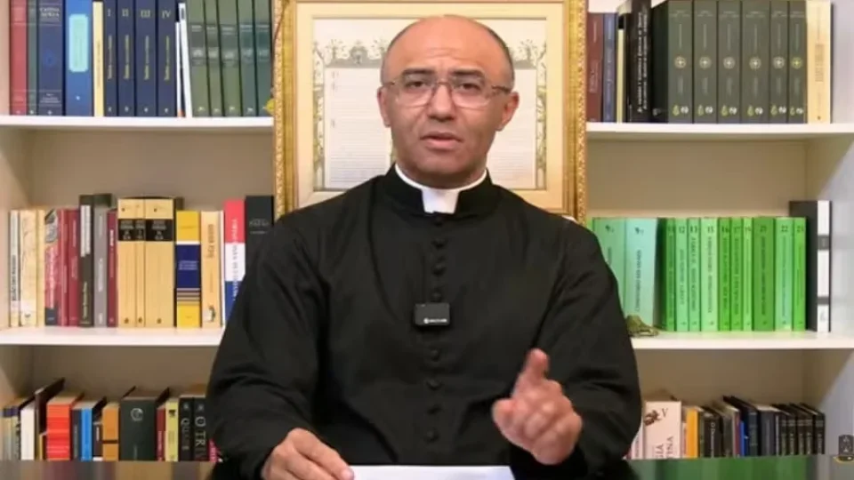 Padre excomungado desafia decisão do Vaticano e mantém missas em Brasília