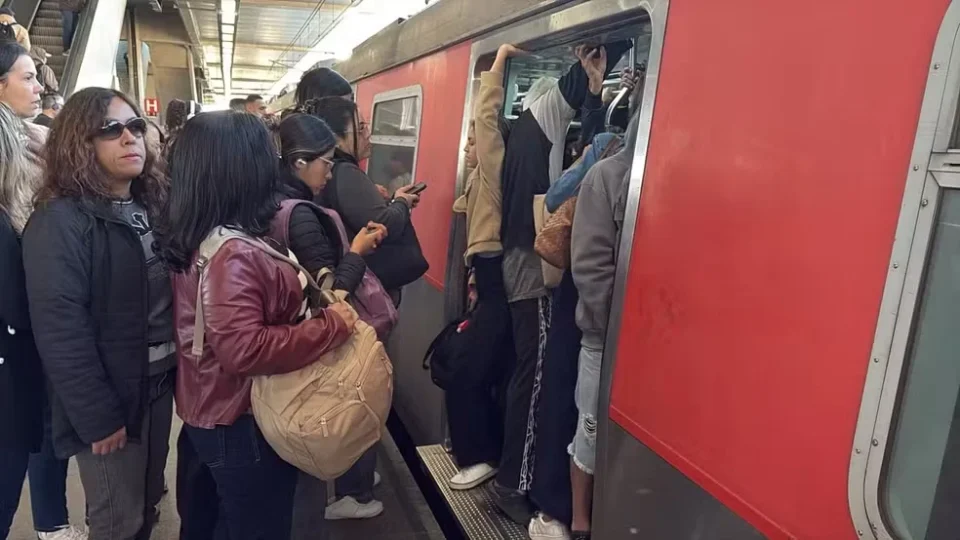 Falhas atingem três linhas do transporte sobre trilhos em SP e provocam manhã de lentidão; entenda o que aconteceu