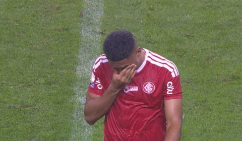 Entrada que tirou Gabriel Pec do jogo gera reação de Victor Gabriel; zagueiro pede desculpas após fratura