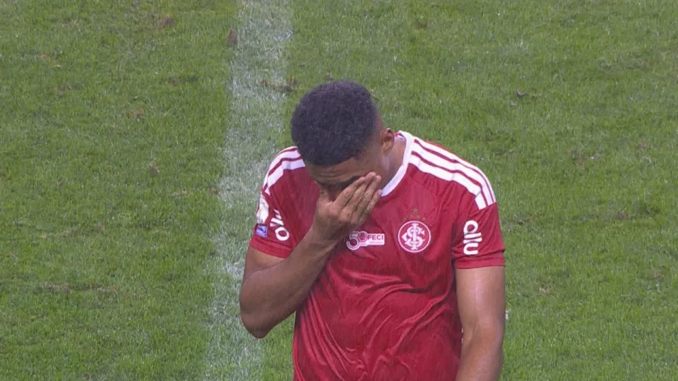 Entrada que tirou Gabriel Pec do jogo gera reação de Victor Gabriel; zagueiro pede desculpas após fratura