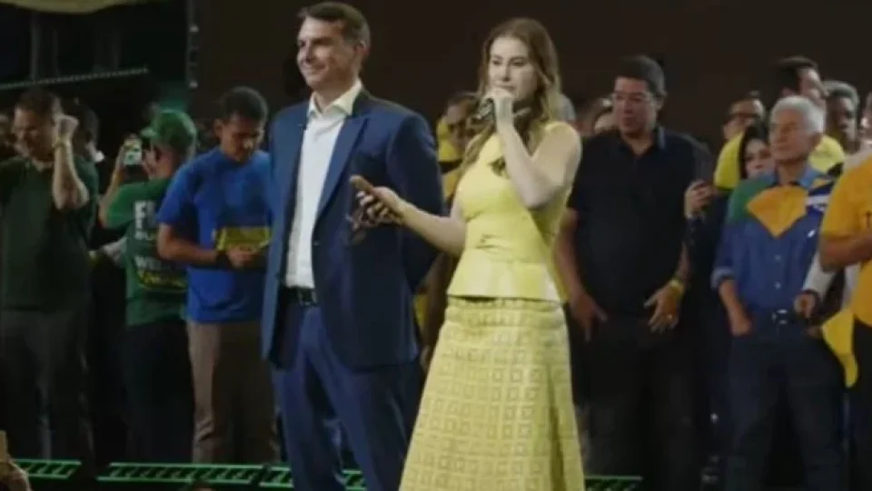 Quem é Fernanda Bolsonaro: conheça a esposa de Flávio Bolsonaro e sua trajetória