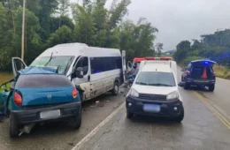 Acidente entre van de prefeitura e carro deixa cinco mortos na BR-116; saiba o que já se sabe