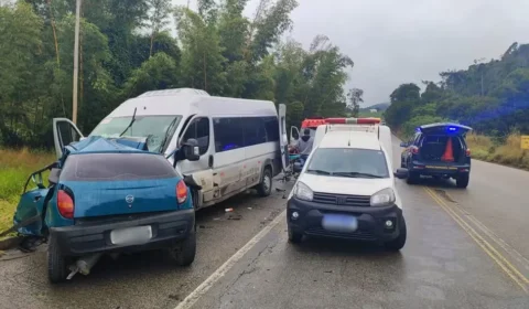 Acidente entre van de prefeitura e carro deixa cinco mortos na BR-116; saiba o que já se sabe
