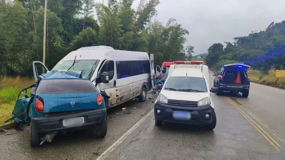 Acidente entre van de prefeitura e carro deixa cinco mortos na BR-116; saiba o que já se sabe