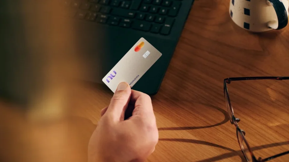 Nubank lança ‘Croma’, novo segmento de conta com cashback e milhas