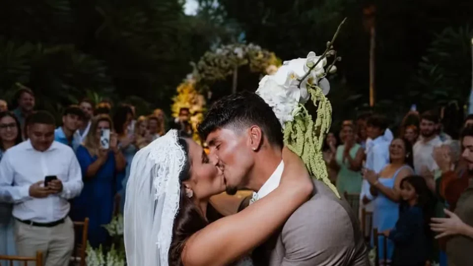 Casamento de Medina reúne famosos ao som de Bonde do Tigrão, na Praia de Paúba