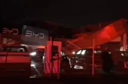Temporal com ventos de quase 90 km/h derruba estrutura de concessionária e deixa mais de mil casas destelhadas no RS