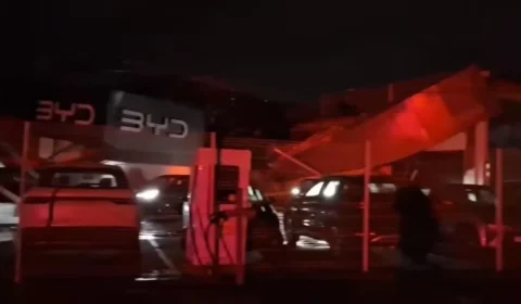 Temporal com ventos de quase 90 km/h derruba estrutura de concessionária e deixa mais de mil casas destelhadas no RS