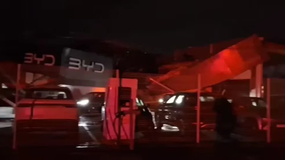 Temporal com ventos de quase 90 km/h derruba estrutura de concessionária e deixa mais de mil casas destelhadas no RS
