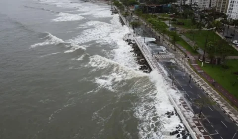 Mar agitado e ondas acima de 2 metros acendem alerta no litoral de SP; veja o que pode acontecer