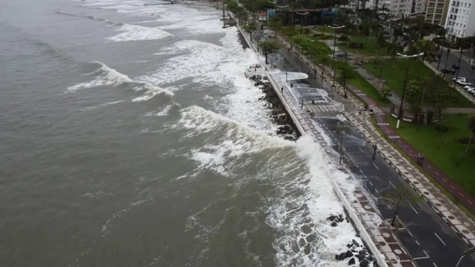 Mar agitado e ondas acima de 2 metros acendem alerta no litoral de SP; veja o que pode acontecer