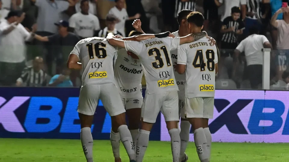Sem Neymar, Santos goleia UCV e fica perto das oitavas da Sul-Americana
