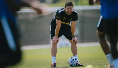 Xabi Alonso inicia reformulação no Chelsea e libera cinco jogadores para saída