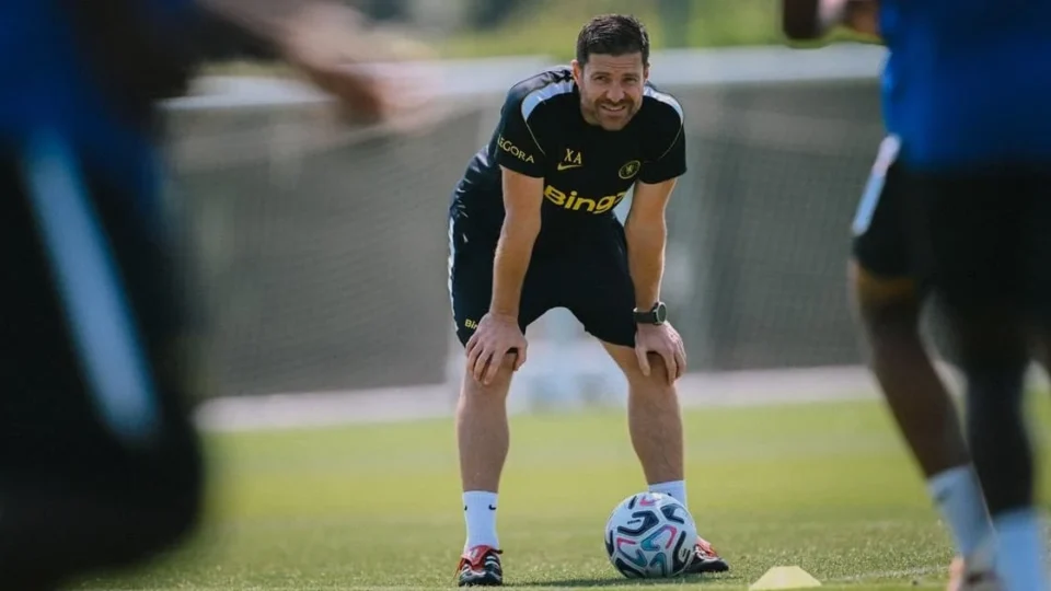 Xabi Alonso inicia reformulação no Chelsea e libera cinco jogadores para saída