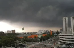 Tarde de calor faz dia virar noite em São Paulo, e temporal com vento forte coloca capital em alerta