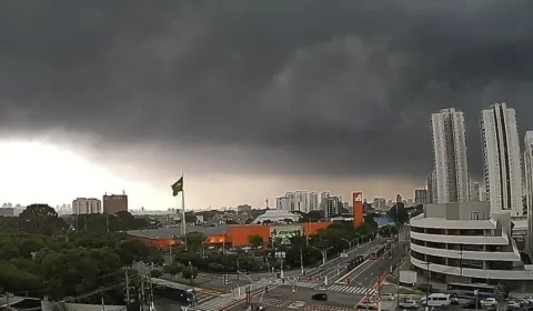 Tarde de calor faz dia virar noite em São Paulo, e temporal com vento forte coloca capital em alerta