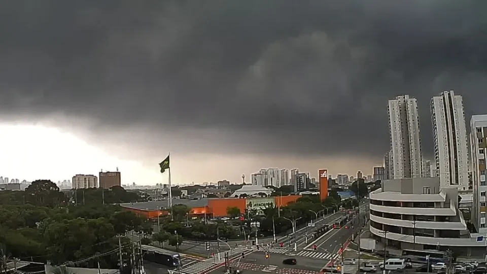 Tarde de calor faz dia virar noite em São Paulo, e temporal com vento forte coloca capital em alerta