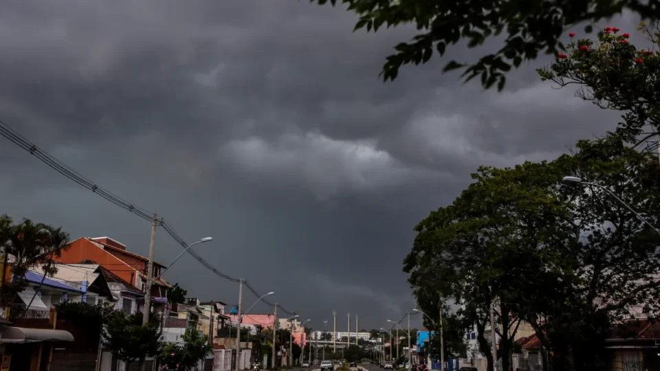 Temporais colocam Sul em alerta: chuva intensa, granizo e ventos de até 100 km/h ameaçam cidades