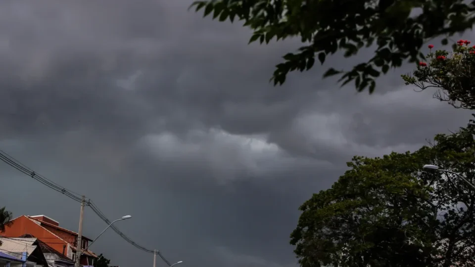 Alerta de tempestade coloca quase 500 cidades de MG em atenção nesta terça-feira