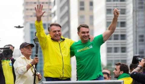 Flávio Bolsonaro reage a Moraes após veto a visita a Bolsonaro no Dia dos Pais