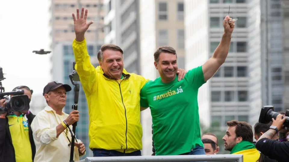 Flávio Bolsonaro reage a Moraes após veto a visita a Bolsonaro no Dia dos Pais
