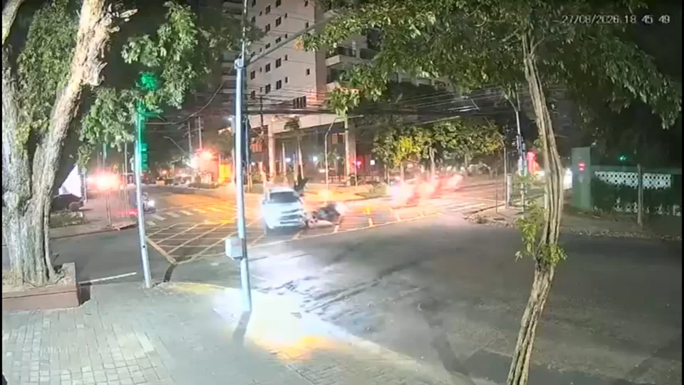 Barbeiro morre após ser atingido por picape em cruzamento de Manaus