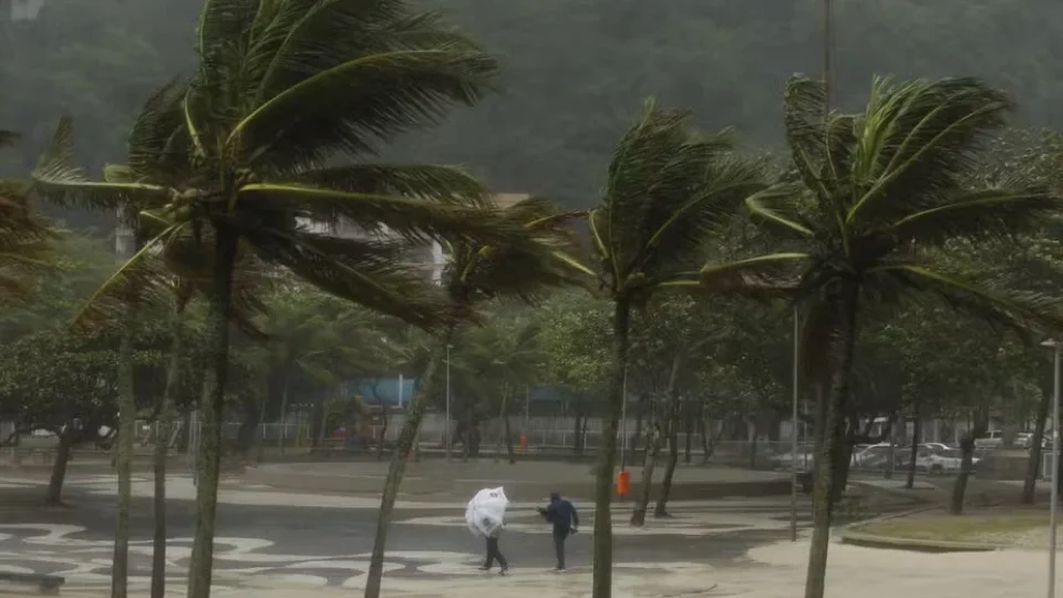 Rio suspende aulas após alerta de ventos que podem ultrapassar 90 km/h