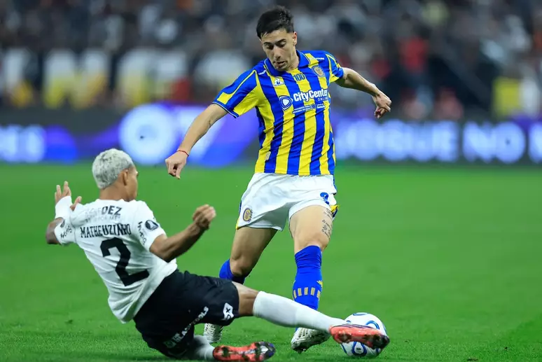 Corinthians supera expulsão e avança com vitória na raça