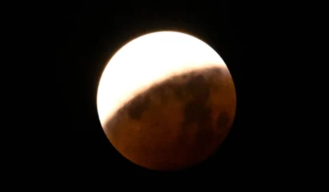 Eclipse hoje: veja que horas começa e como ver a Lua vermelha