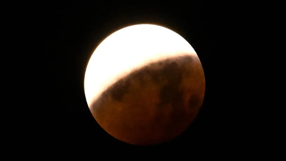 Eclipse hoje: veja que horas começa e como ver a Lua vermelha