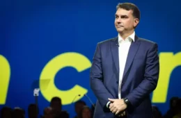 Flávio Bolsonaro participa de convenção do PL em SC e pedido de voto gera debate eleitoral