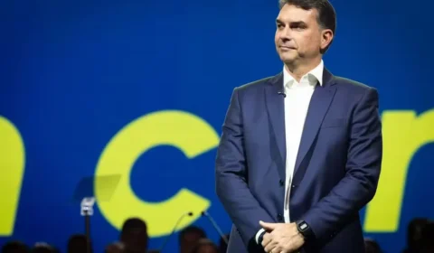 Flávio Bolsonaro participa de convenção do PL em SC e pedido de voto gera debate eleitoral