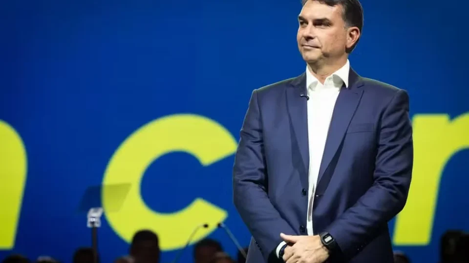 Flávio Bolsonaro participa de convenção do PL em SC e pedido de voto gera debate eleitoral