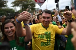 Flávio Bolsonaro defende exploração de terras raras durante agenda em Minas