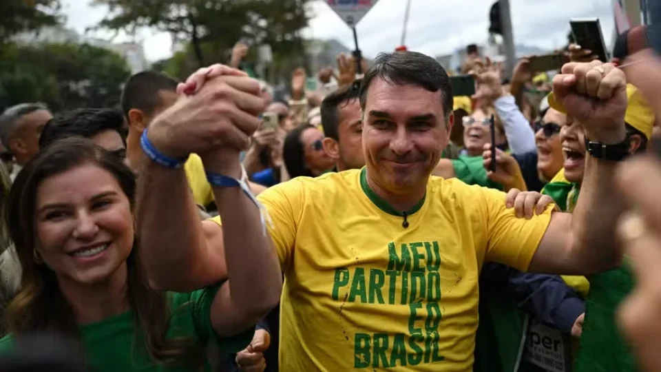 Flávio Bolsonaro defende exploração de terras raras durante agenda em Minas