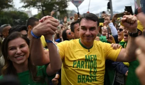 Após turbulências, Flávio Bolsonaro aposta tudo na TV para virar o jogo eleitoral