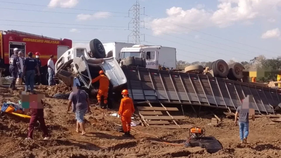 Exército Brasileiro lidera resgate de motorista preso na BR-262