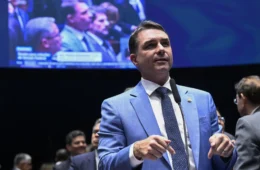 Flávio Bolsonaro diz que aceitará resultado das urnas e afirma que TSE será “diferente de 2022”