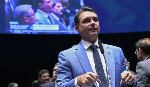 Flávio Bolsonaro diz que aceitará resultado das urnas e afirma que TSE será “diferente de 2022”