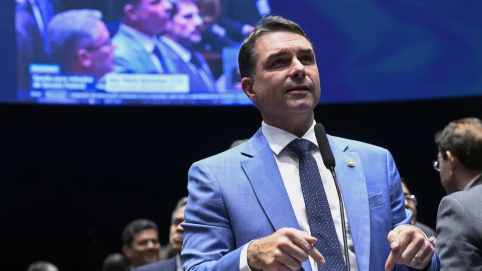 Flávio Bolsonaro diz que aceitará resultado das urnas e afirma que TSE será “diferente de 2022”