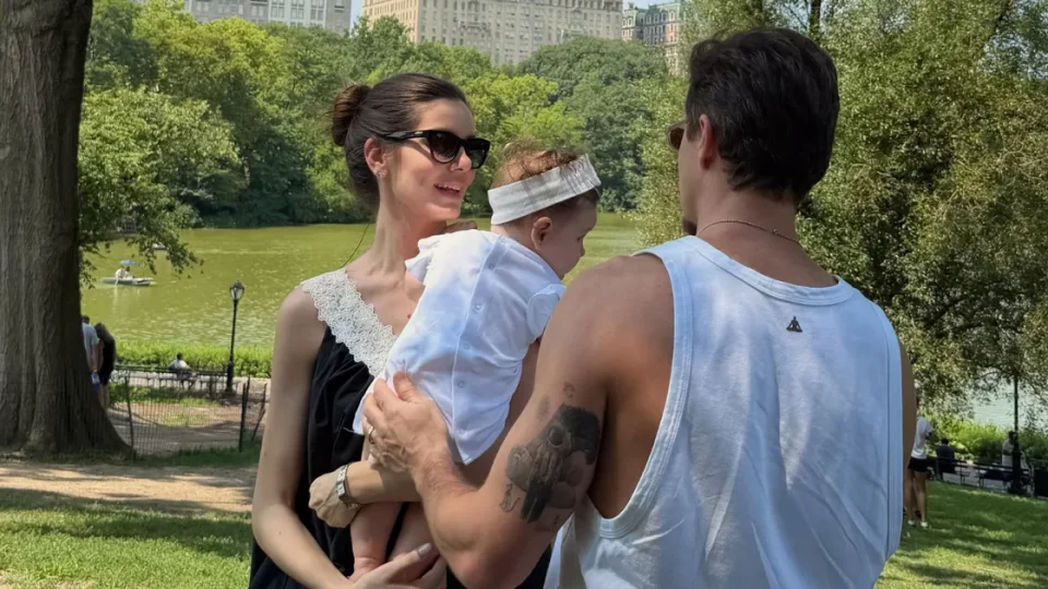 Camila Queiroz esbanja estilo em Nova York com look de R$ 1,4 mil e bolsa de R$ 19 mil
