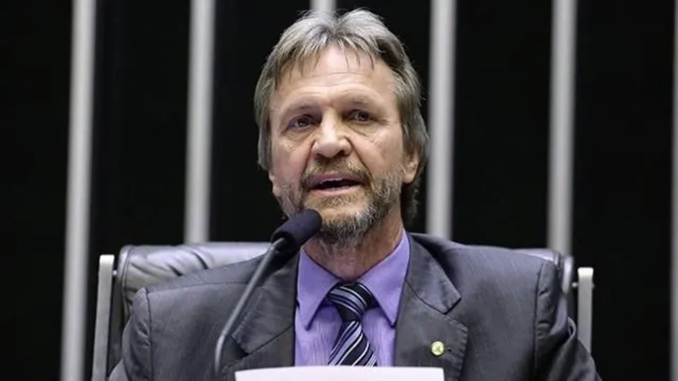 Líder do PT passa mal e perde a consciência durante reunião na Câmara